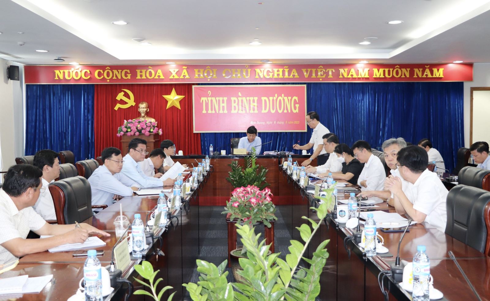 Ông Nguyễn Khoa Hải - Giám đốc Sở VHTTDL báo cáo lãnh đạo UBND tỉnh nội dung cuộc họp