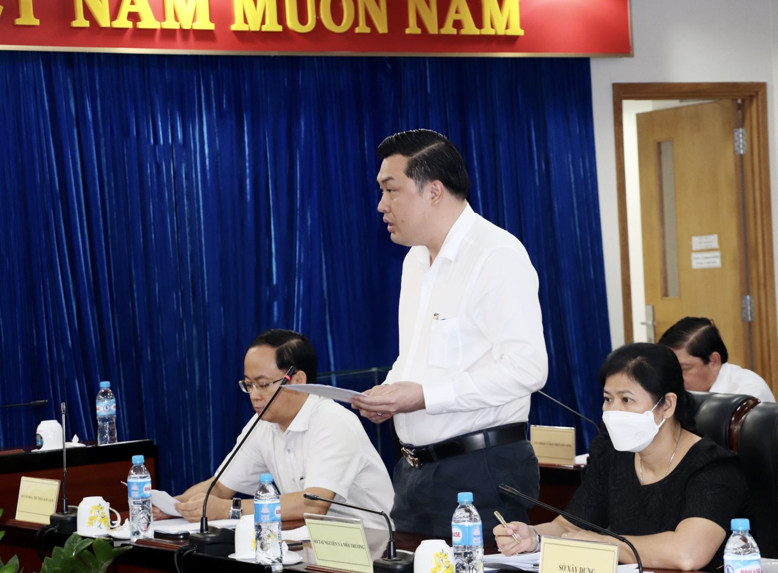 Ông Cao Văn Chóng - Phó Giám đốc Sở VHTTDL báo cáo về các các công trình văn hoá trọng điểm và đề xuất phương án xây dựng Khu liên hợp Công nghiệp Thể thao tỉnh Bình Dương