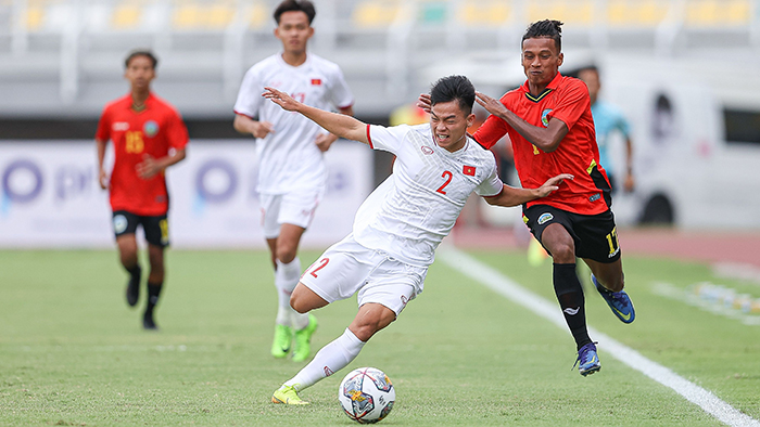 Hậu vệ Văn Cường trong pha tranh chấp bóng cùng U20 Timor Leste