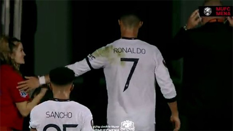 Ronaldo từ chối chụp ảnh với fan, đi thẳng vào đường hầm