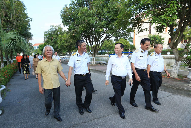 Các thủ trưởng Bộ Tư lệnh vùng 1 Hải quân và các đại biểu đến đài dâng hương tưởng niệm các Liệt sỹ thuộc BTL Vùng 1