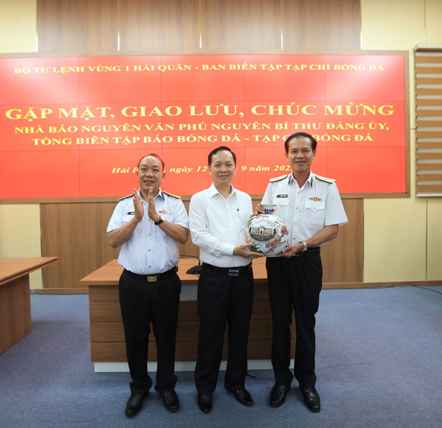 Đồng chí Đào Minh Tú, Phó Thống đốc Thường trực Ngân hàng Nhà nước Việt Nam đã tặng quà lưu niệm cho BTL Vùng 1