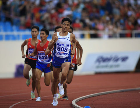 VĐV Nguyễn Văn Lai chinh phục đường chạy 5000m ở SEA Games 31 - Ảnh: Minh Tuấn