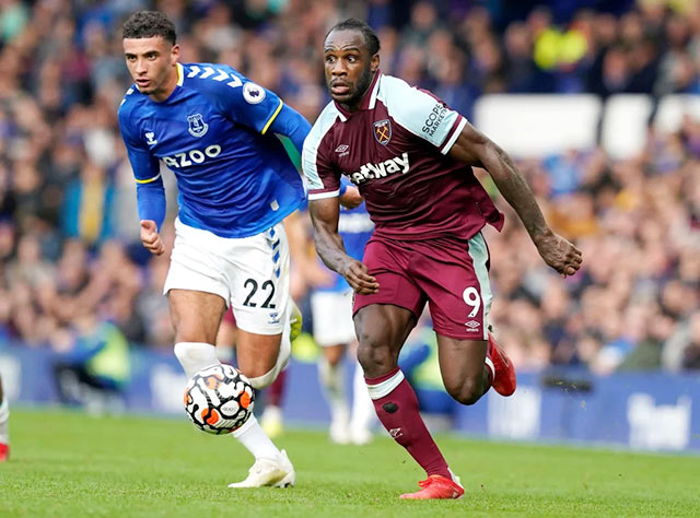 Các cầu thủ Everton khó lòng ngăn cản tiền đạo Antonio (quần sáng) ghi bàn cho West Ham