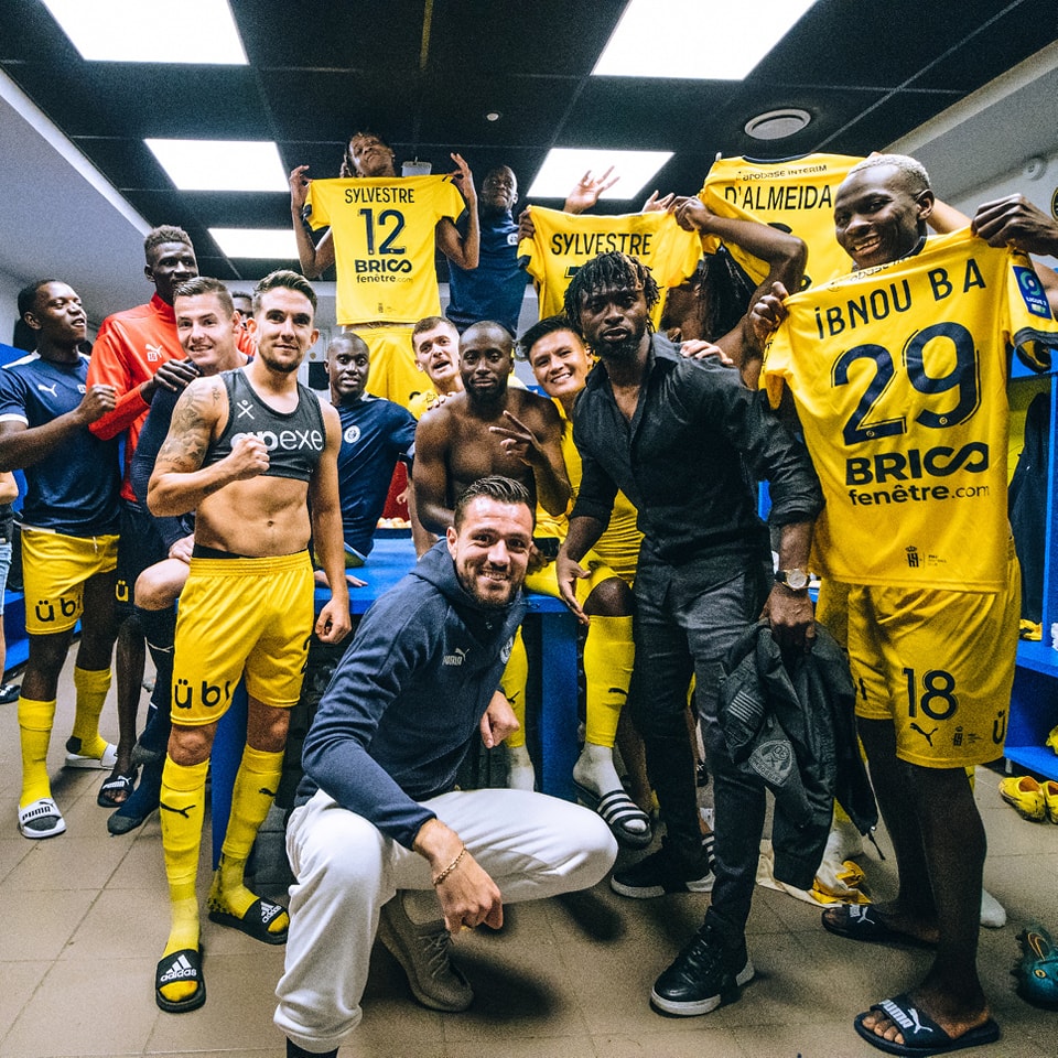 Quang Hải cùng đồng đội ăn mừng chiến thắng thứ 2 liên tiếp ở Ligue 2 