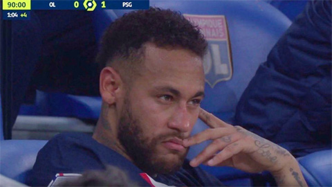 Neymar có vẻ không hài lòng khi bị thay ra