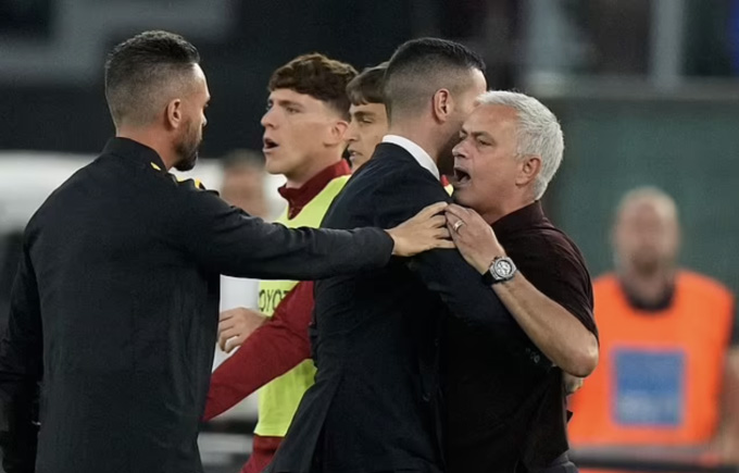 HLV Mourinho lần thứ 2 nhận thẻ đỏ kể từ khi trở lại Serie A