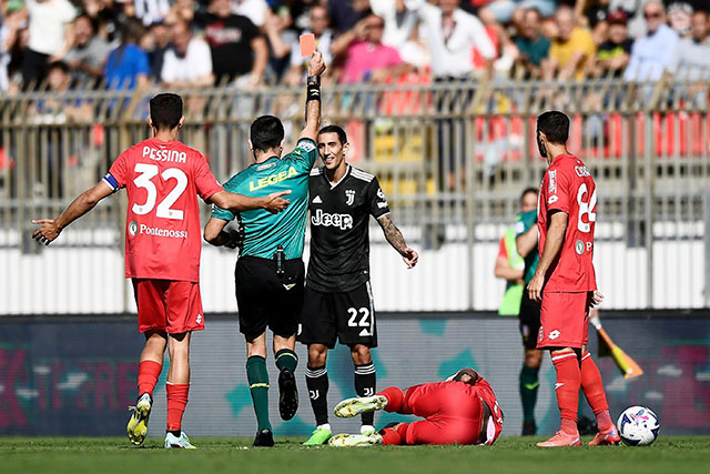 HLV Allegri (ảnh nhỏ) bất lực và Di Maria nhận thẻ đỏ thể hiện một Juve bạc nhược trong trận thua đội cuối bảng Monza