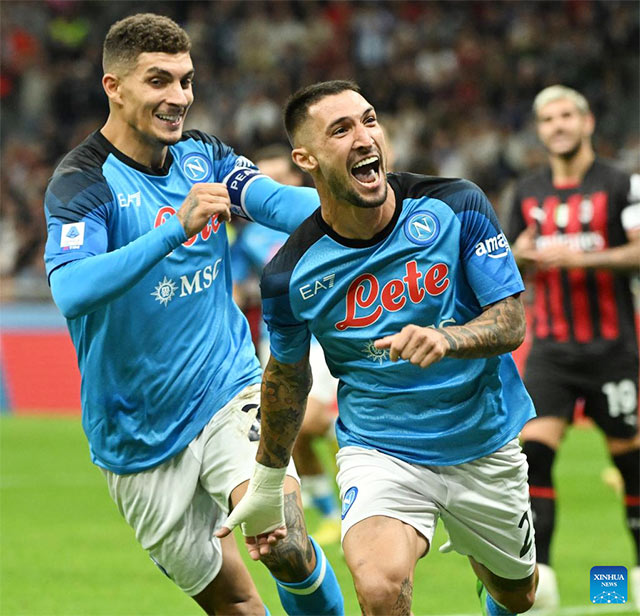 Các cầu thủ Napoli ăn mừng chiến thắng trước Milan