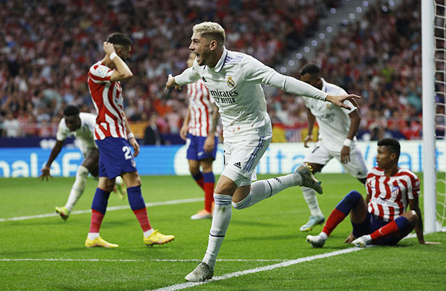 Tiền vệ Federico Valverde của Real Madrid ăn mừng đầy cảm xúc sau khi ghi bàn vào lưới Atletico Madrid