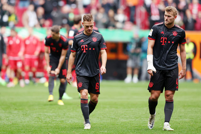 Các cầu thủ Bayern buồn bã sau thất bại trước Augsburg