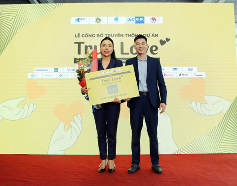 Bà Võ Thị Thủy, Tổng Giám đốc Tập đoàn Y Dược Sâm Ngọc Linh Việt Nam nhận hoa và bảng danh vị từ BTC