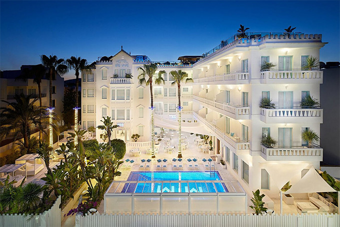 Căn khách sạn của Messi ở Ibiza có bể bơi ngoài trời rất đẹp