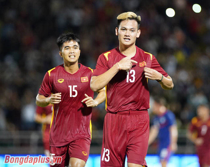 Hồ Tấn Tài nâng tỷ số lên 3-0 cho đội nhà sau đường kiến tạo của Văn Đức 