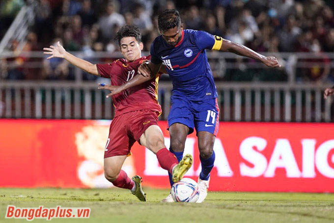 Cầu thủ trẻ Khuất Văn Khang cũng trình làng ĐT Việt Nam. Anh cũng chỉ mất 8 phút vào sân để ghi bàn trong trận đầu tiên chơi cho ĐT Việt Nam 