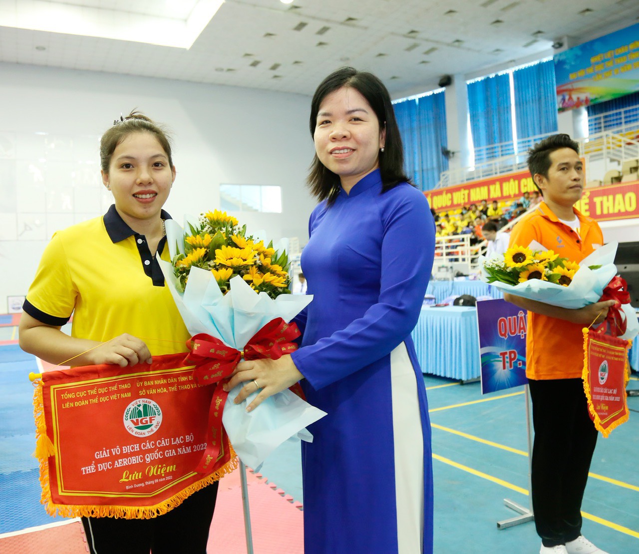 Bà Nguyễn Thị Ngọc Xuân, Tỉnh ủy viên – Phó Trưởng đoàn Đại biểu Quốc hội tỉnh Bình Dương tặng hoa và cờ cho các đội tham dự giải