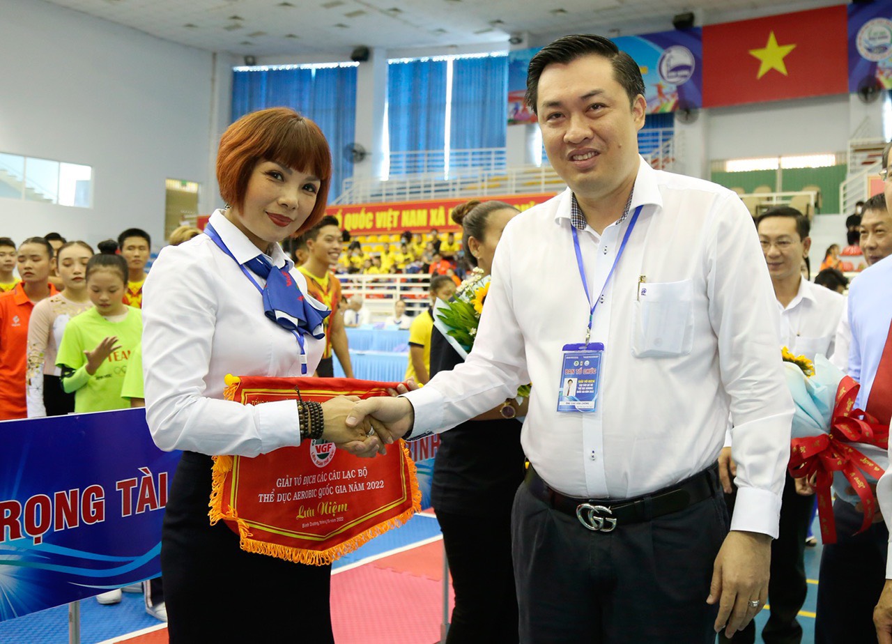 Ông Cao Văn Chóng - PGĐ Sở Văn hóa, Thể thao và Du lịch tỉnh Bình Dương – Trưởng Ban Tổ chức giải tặng hoa và cờ cho Tổ trọng tài của Giải