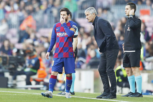 HLV Setien (giữa) cho rằng chính Barca đã làm hư Messi