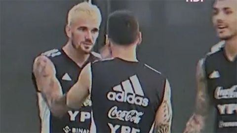 Messi bị đồng đội 'tát yêu' vào mặt, gọi là thằng ngố