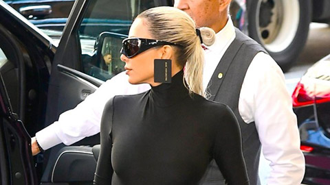 Kim Kardashian đeo khuyên tai có hình thẻ tín dụng giá 10 triệu VNĐ