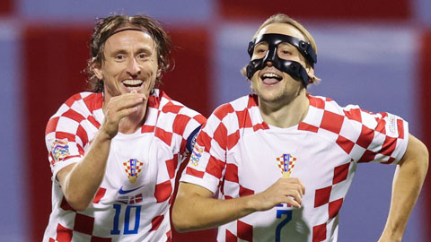 Tiền vệ trẻ Lovro Majer (phải) rất hạnh phúc khi được chơi bên cạnh thần tượng Luka Modric ở ĐT Croatia