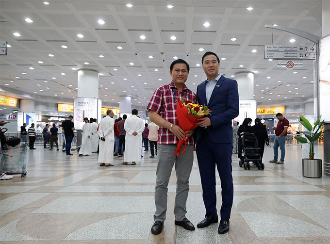 Đại sứ Việt Nam tại Kuwait - ông Ngô Toàn Thắng trao hoa chào mừng cho Trưởng đoàn futsal Trần Anh Tú