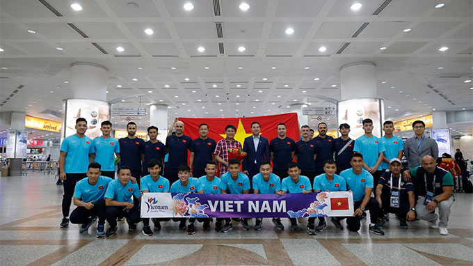 Đại sứ quán Việt Nam tại Kuwait chụp hình chung cùng ĐT futsal Việt Nam
