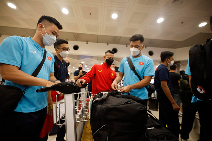 ĐT futsal Việt Nam đến Kuwait sau nhiều giờ bay