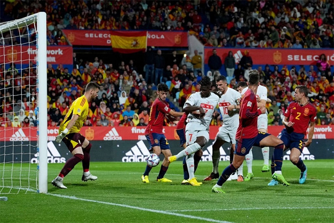 Tây Ban Nha thua 2 bàn đều từ những tình huống cố định