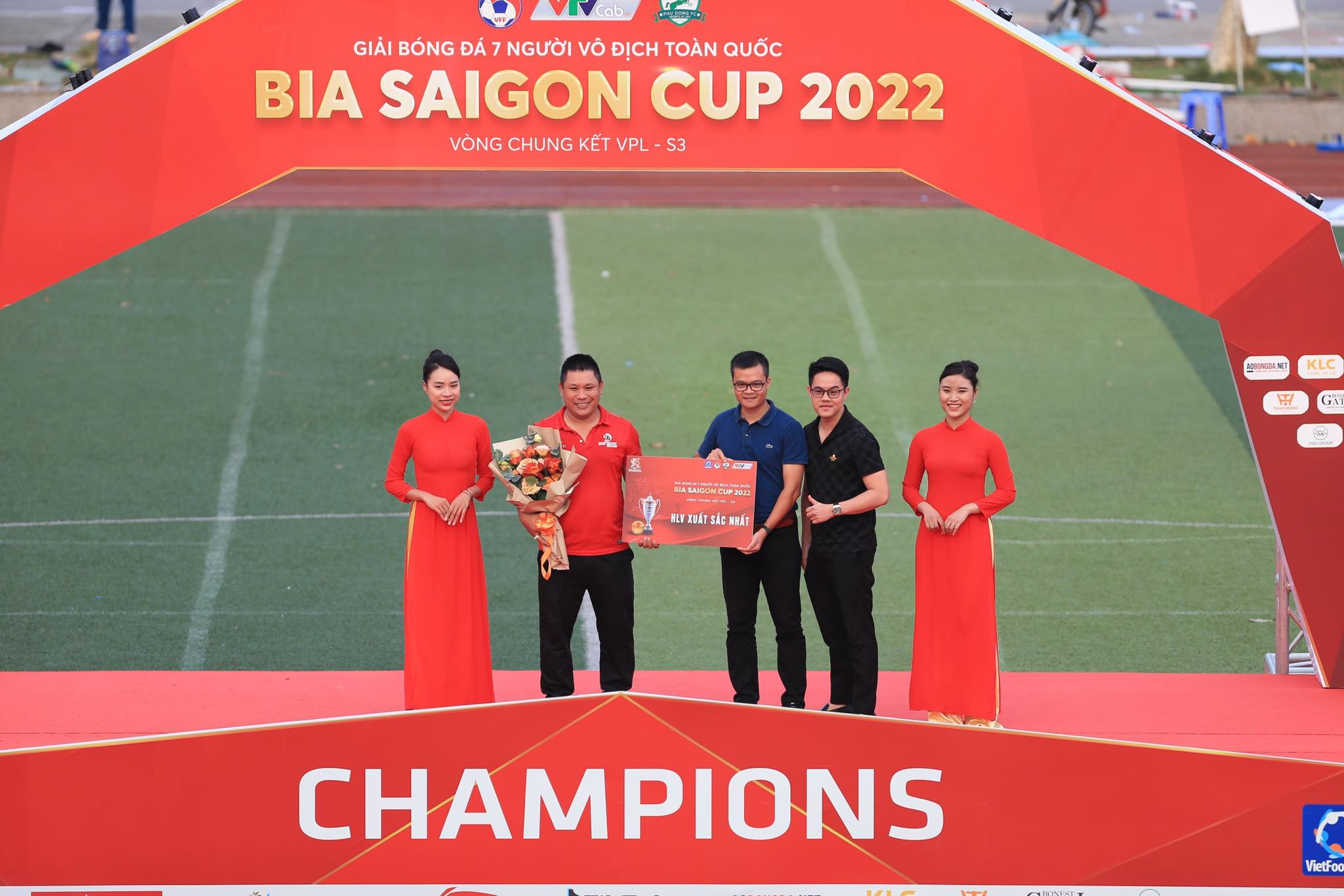 Tổng biên tập Tạp chí Bóng Đá - Nguyễn Tùng Điển đến dự lễ bế mạc, trao giải thưởng HLV xuất sắc nhất giải bóng đá 7 người vô địch toàn quốc 2022 - Ảnh: Đức Cường 
