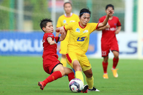 CLB TP.HCM I (áo vàng) của HLV Đoàn Thị Kim Chi đã dẫn đầu sau lượt đi giải nữ VĐQG 2022	Ảnh: PHAN TÙNG