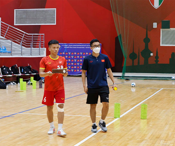 Trước khi buổi tập của ĐT futsal Việt Nam diễn ra, Trưởng đoàn Trần Anh Tú bất ngờ họp toàn đội và tuyên bố lý do đặt biệt