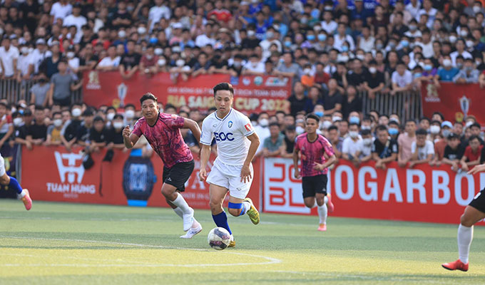 Dưới sự cổ vũ cuồng nhiệt của hàng vạn khán giả, 2 đội bóng mạnh nhất của giải đấu là EOC và Đạt Tín đã cống hiến một trận cầu hấp dẫn, vô cùng đẹp mắt 