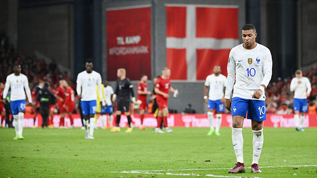 Các cầu thủ Pháp (áo sáng) lẫm lũi rời sân sau trận thua Đan Mạch mà lỗi chính thuộc về HLV trưởng Deschamps (ảnh nhỏ)