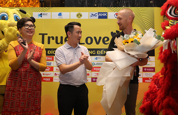 TGĐ Next Media Nguyễn Trung Kiên tặng hoa chào đón các huyền thoại BVB đến TP.HCM 