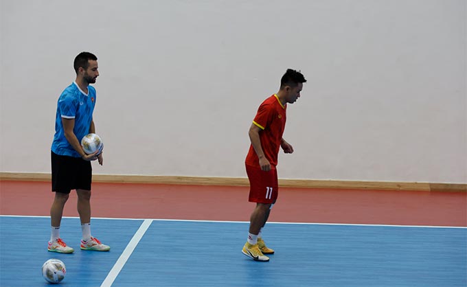 Trần Văn Vũ (phải) có thể sẽ vắng mặt trong trận đấu với Hàn Quốc
