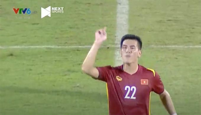 Theo khẩu hình dựa trên video, Tiến Linh đã xin phép không ra sân bởi một cầu thủ khác của ĐT Việt Nam đang bị đau. Đó là Đoàn Văn Hậu. 