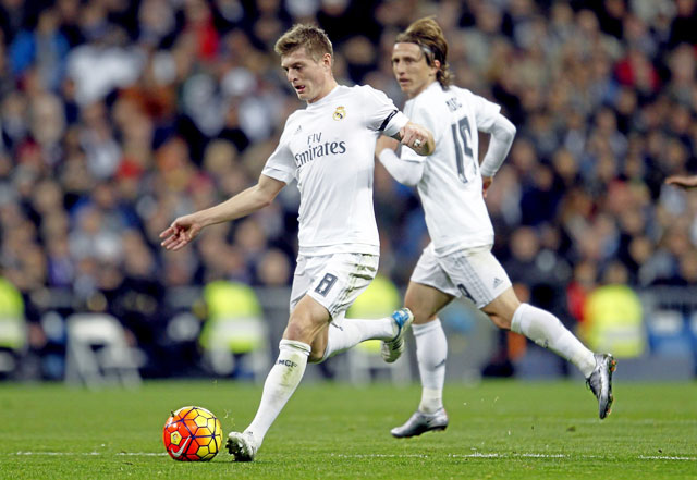 Real Madrid cần nhanh chóng “trói” bộ đôi Luka Modric (phải) - Toni Kroos bằng hợp đồng mới để giữ sự ổn định ở tuyến giữa