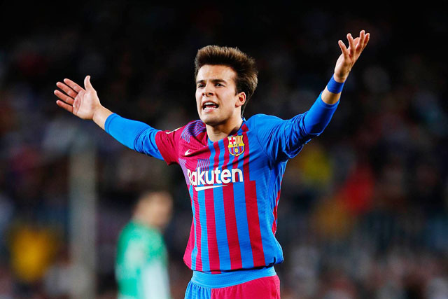 Tài năng trẻ Riqui Puig trưởng thành từ “lò” La Masia đã bị HLV Xavi Hernandez “đuổi” khỏi Camp Nou một cách không thương tiếc