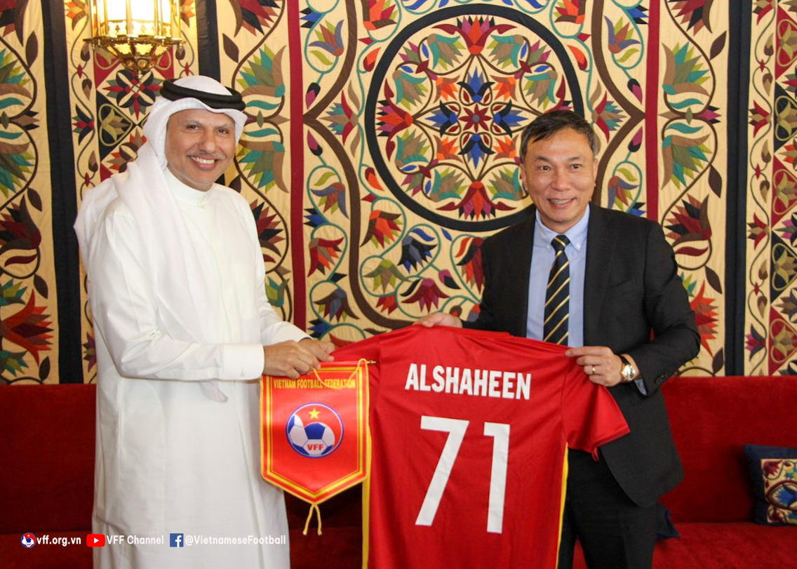 Q.Chủ tịch VFF Trần Quốc Tuấn tặng áo thi đấu của đội tuyển Việt Nam cho Chủ tịch LĐBĐ Kuwait Abdullah Al Shaheen
