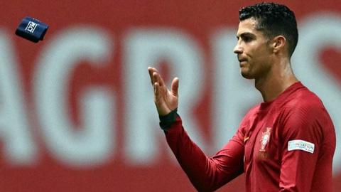 Ronaldo lại ném băng đội trưởng sau khi Bồ Đào Nha thua đau