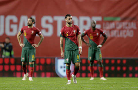 Các cầu thủ Bồ Đào Nha buồn bã sau thất bại 0-1 trước Tây Ban Nha