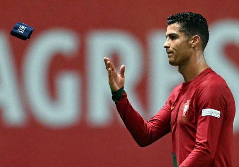 Ronaldo thất vọng và vứt chiếc băng đội trưởng ở trận thua Tây Ban Nha