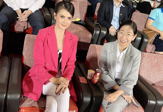 Hoa hậu Phan Thị Mơ và chị Phan Thị Thanh Phương - bí thư Thành đoàn TP.HCM - đến ủng hộ trận đấu và các hoạt động của sự kiện