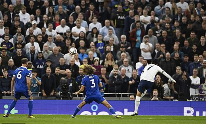 Son Heung-min lập hat-trick sau khi vào sân từ ghế dự bị