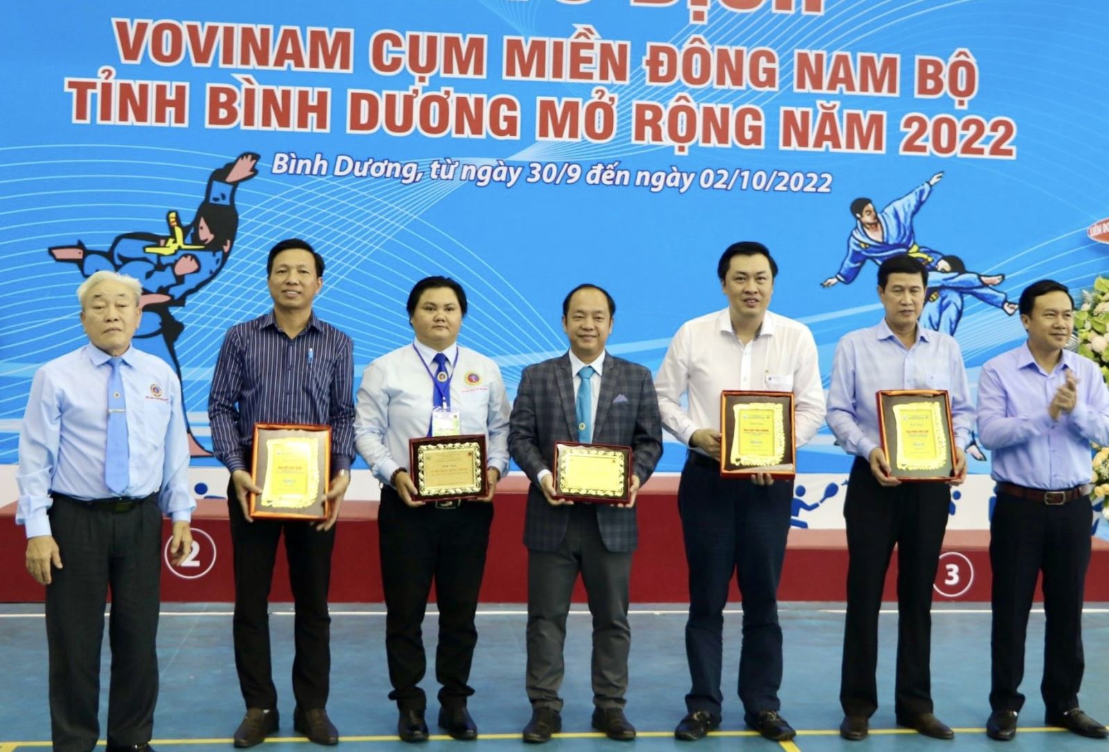 Liên đoàn Vovinam Việt Nam và Lãnh đạo tỉnh Bình Dương trao lưu niệm cho Ban tổ chức giải