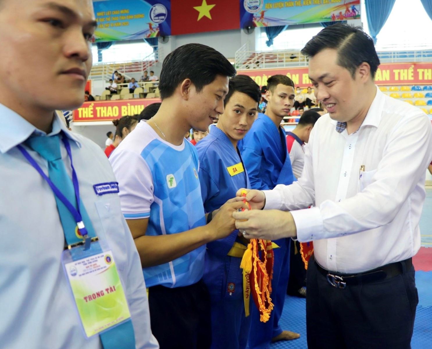Ông Cao Văn Chóng- Phó Giám đốc Sở Văn hóa, Thể thao và Du lịch tỉnh- Trưởng Ban Tổ chức giải tặng cờ lưu niệm cho các đội tham dự giải