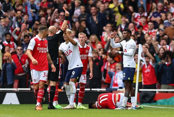 Chiếc thẻ đỏ của Emerson khiến Tottenham không thể gượng dậy