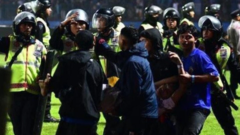 Ít nhất 2 cảnh sát qua đời trong vụ bạo loạn khiến 129 CĐV Indonesia thiệt mạng