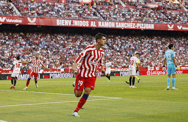 Morata ăn mừng bàn thắng ấn định tỷ số 2-0 cho Atletico ở trận làm khách Sevilla